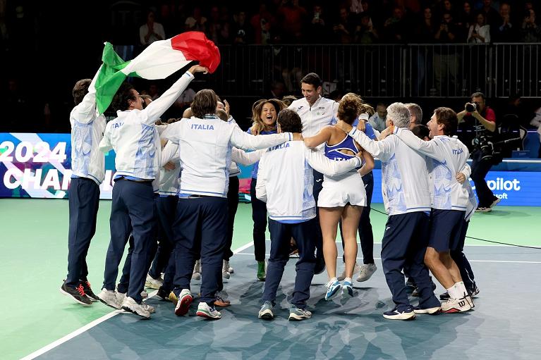 Tathiana Garbin e la squadra azzurra festeggiano il titolo in Billie Jean King Cup  (foto Sposito/FITP)