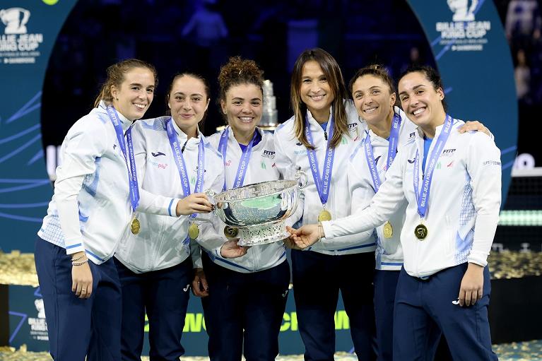 La squadra azzurra festeggia con la Coppa (foto Sposito/FITP)