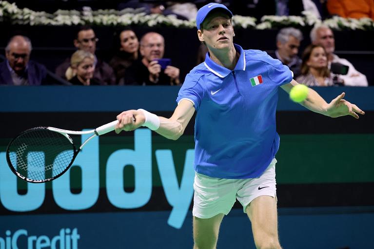 Jannik Sinner colpisce di diritto (foto Getty Images)