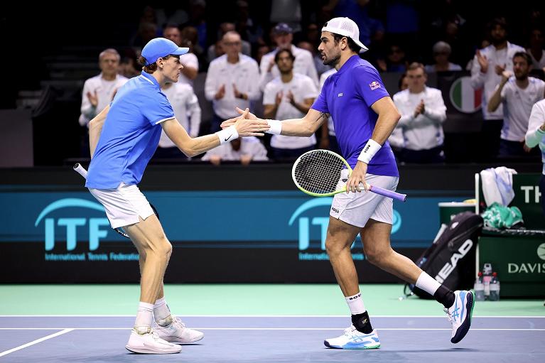 Un'esultanza di Jannik Sinner e Matteo Berrettini (foto Sposito/FITP)