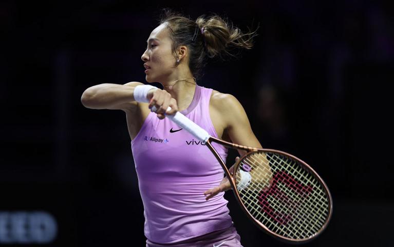 Il movimendo di chiusura del diritto di Zheng Qinwen (foto Getty Images)