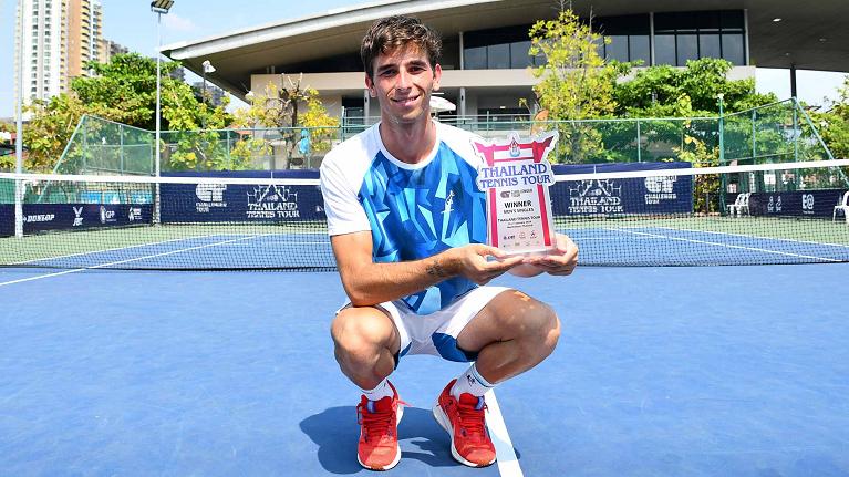 Matteo Gigante festeggia il titolo a Nonthaburi (Foto Bangkok Open)