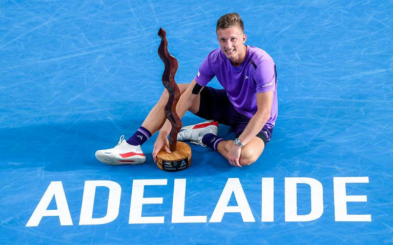 Tutta la soddisfazione di Jiri Lehecka per il primo trofeo ATP conquistato ad Adelaide 2024 (foto Getty Images)