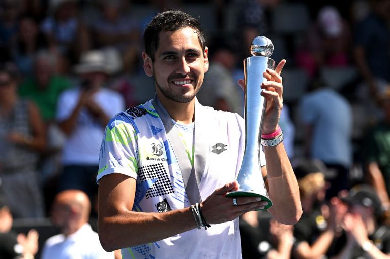 Alejandro Tabilo con il trofeo dell'ASB Classic, l'ATP 250 di Auckland (Getty Images)