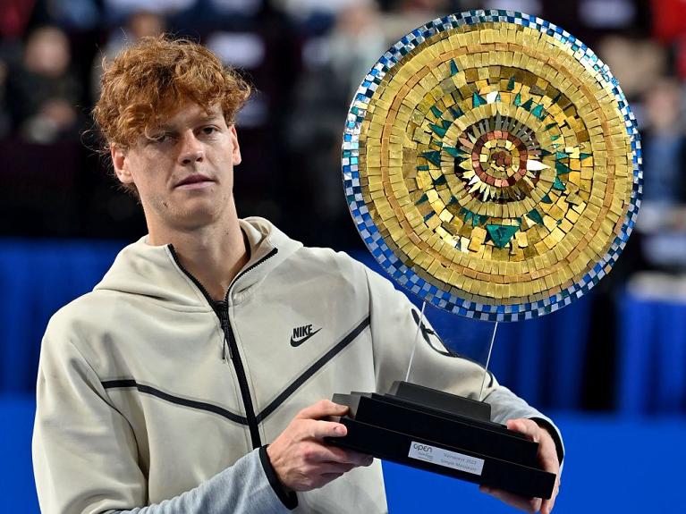 Jannik Sinner con il trofeo conquistato a Montpellier (foto Getty Images)