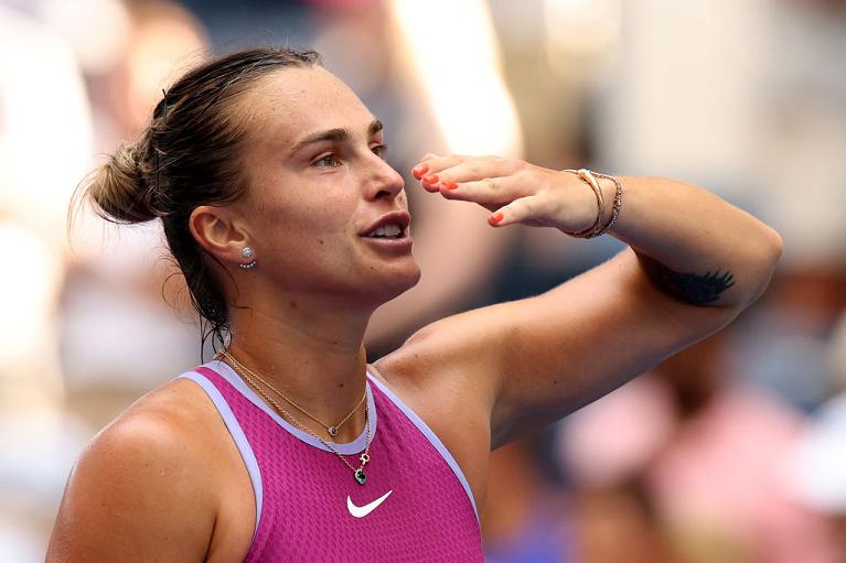 Aryna Sabalenka saluta il pubblico (foto Getty Images)