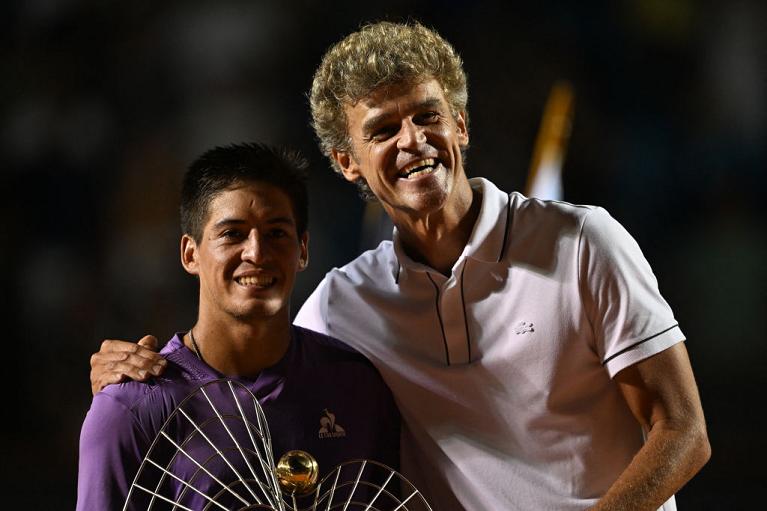 Sebastian Baez, a sinistra, premiato da Guga Kuerten al Rio Open (Getty Images)