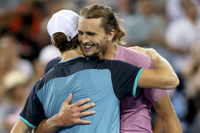 Zverev e Sinner si abbracciano in campo (Getty Images)