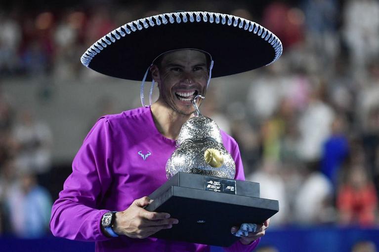 Rafael Nadal gioca con il trofeo di Acapulco (foto Getty Images)