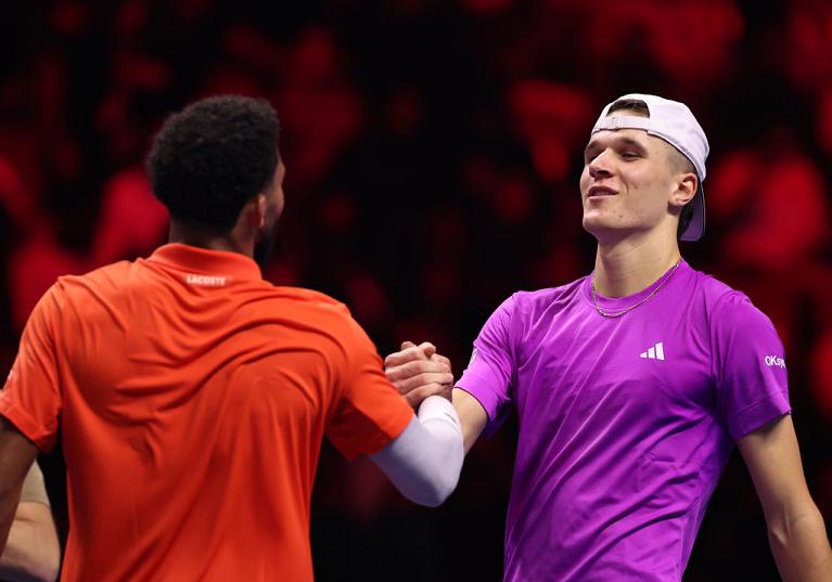 Stretta di mano tra Arthur Fils e Jakub Mensik alle Next Gen ATP Finals (Getty Images)
