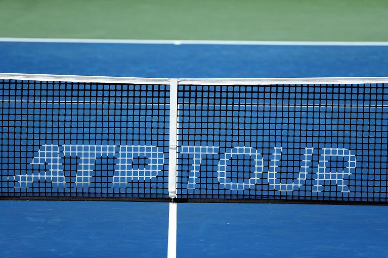 Il logo Atp Tour sulla rete dei campi del circuito maggiore