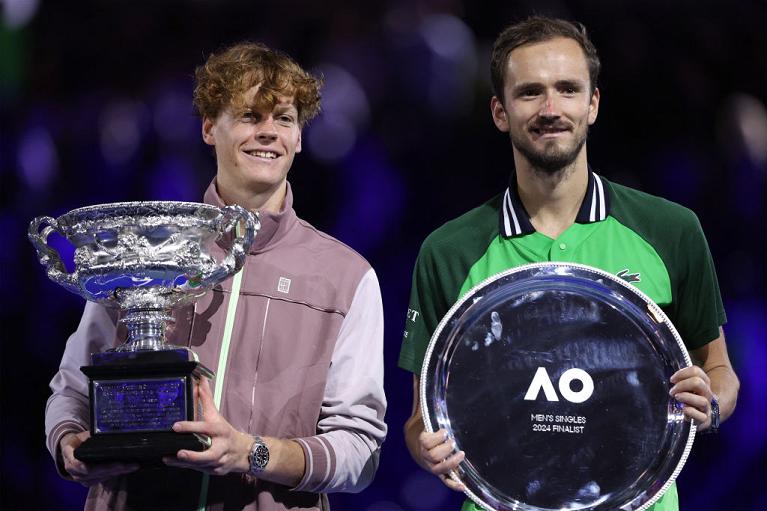 Sinner e Medvedev alla premiazione dell'Australian Open 2024 (Getty Images)