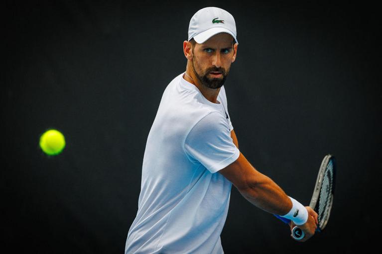 Djokovic colpisce un rovescio in allenamento (Getty Images)