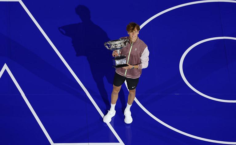 Sinner con il trofeo dell'Austalian Open nel 2024 (Getty Images)