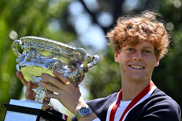 Jannik Sinner con il trofeo vinto all'Australian Open (Getty Images)