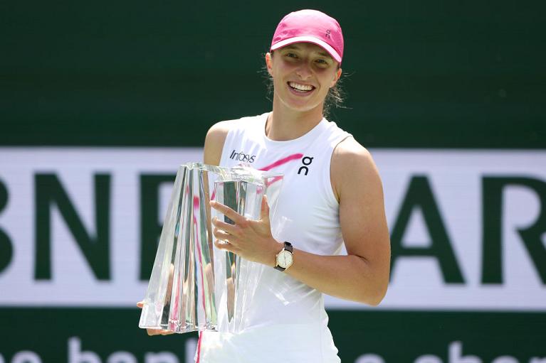 Iga Swiatek con il trofeo di Indian Wells 2024 (foto Getty Images)