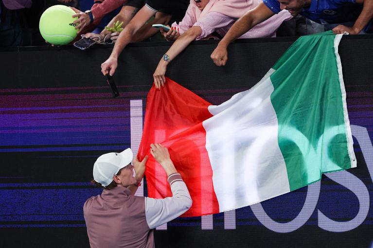 Jannik Sinner firma il tricolore (foto Getty Images)