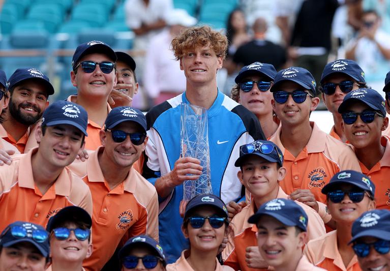 Jannik Sinner festeggia con i ball-boys il trofeo di Miami 2024 (foto Getty Images)