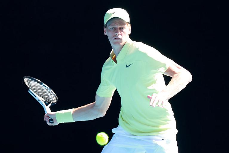 Jannik Sinner in azione nella sua prima uscita del 2025 (Getty)
