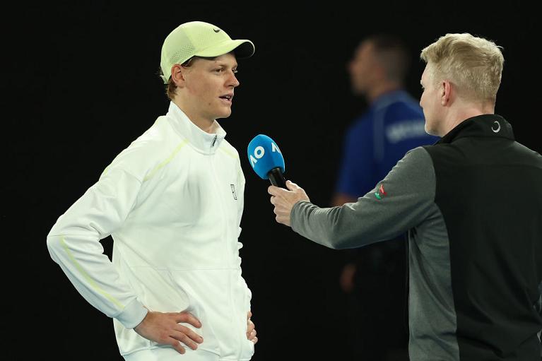 Jannik Sinner intervistato da Jim Courier all'Australian Open (Getty Images)
