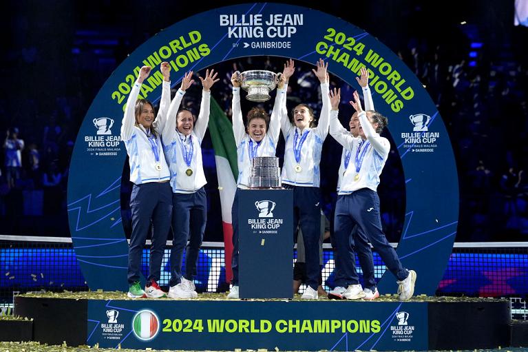 La squadra azzurra femminile vincitrice della Billie Jean King Cup 2024 (foto Getty Images)
