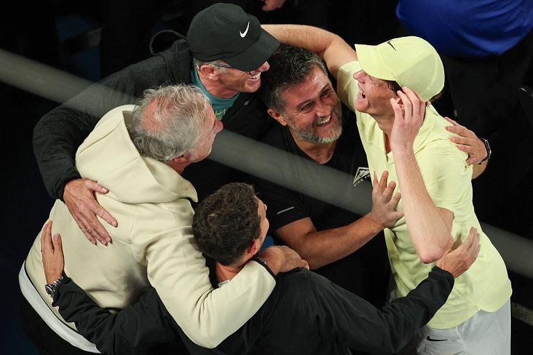 Jannik Sinner festeggia con tutto il team (foto profilo X ATPtour)