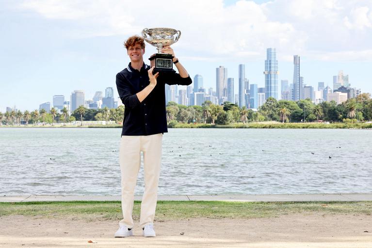 Jannik Sinner con il trofeo dell'Australian Open 2025 (Getty Images)