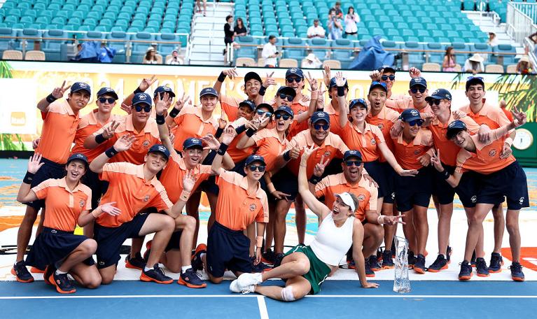 Danielle Collins con i ball-boys del Miami Open 2024 (foto Getty Images)