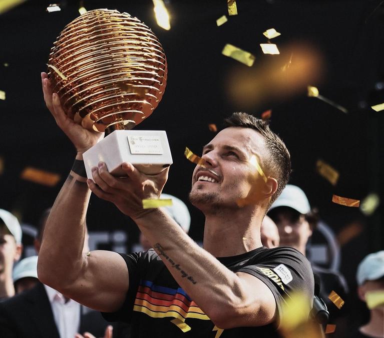 Marton Fucsovics con il trofeo vinto a Bucarest nel 2024 (Foto Tiriac Open)