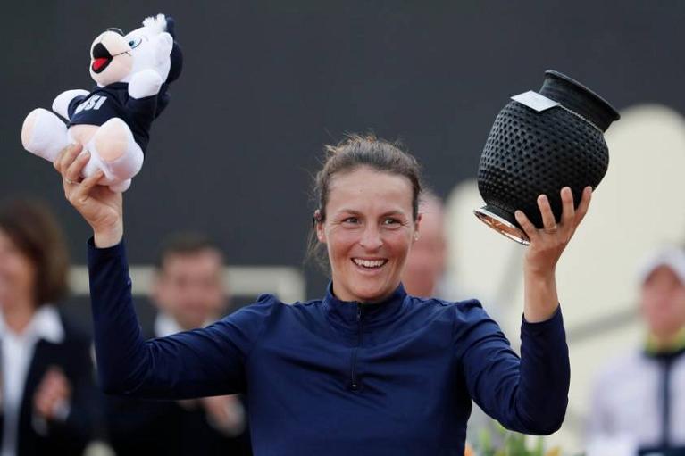 Tatjana Maria con il trofeo di Bogotà