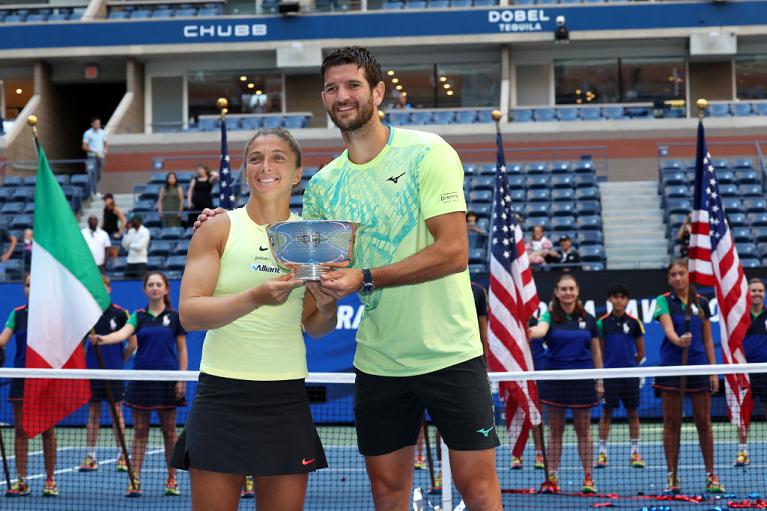 Sara Errani e Andrea Vavassori con il trofeo di doppio misto vinto allo US Open 2024 (foto Getty Images)