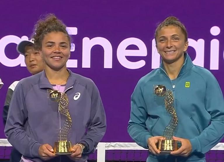 Jasmine Paolini e Sara Errani con il trofeo di Doha 2025