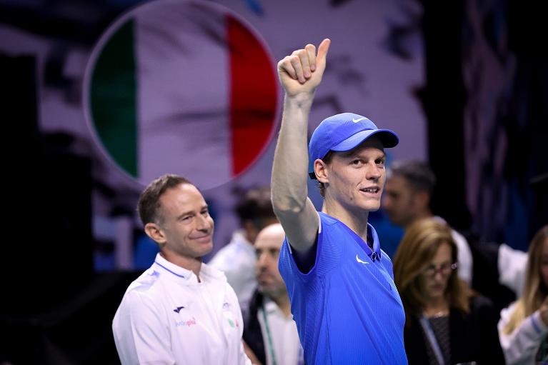 La gioia di Jannik Sinner e Filippo Volandri dopo la vittoria in semifinale di Davis contro l'Australia (foto Sposito/FITP)