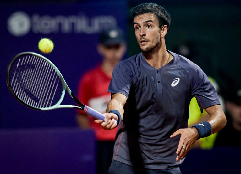 Lorenzo Musetti colpisce di diritto (foto Getty Images)