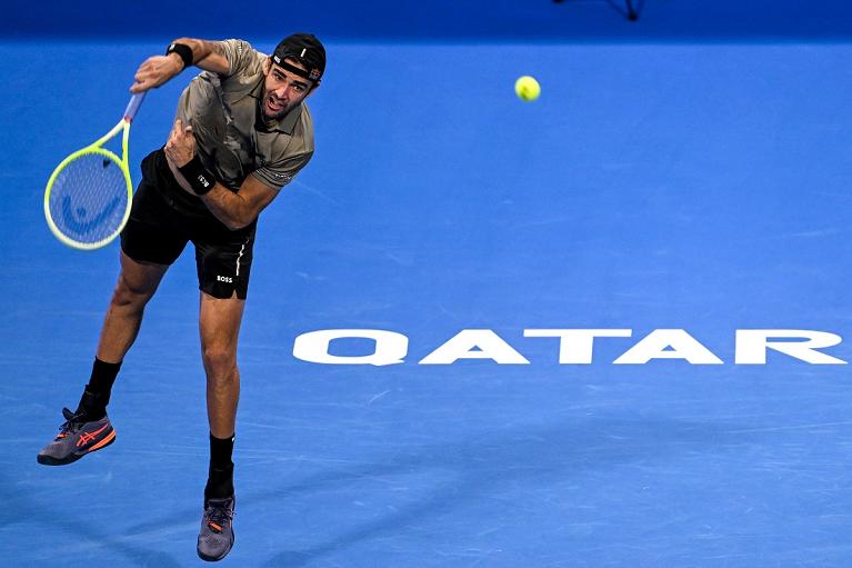 Matteo Berrettini al servizio (foto X ATPtour)