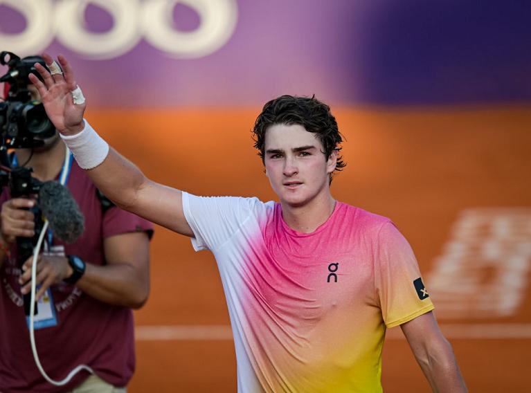 Joao Fonseca saluta il pubblico (Getty Images)