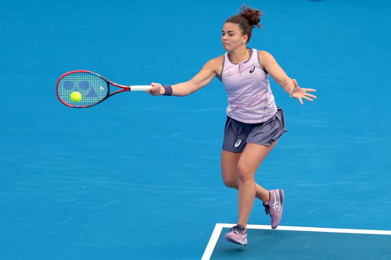 Jasmine Paolini colpise di diritto (foto Getty Images)