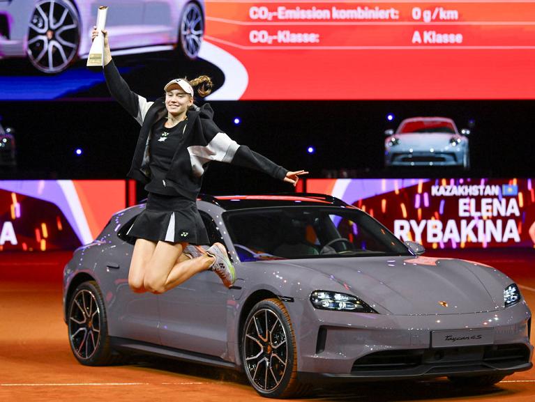 Elena Rybakina con il trofeo e la Porsche vinti a Stoccarda 2024 (foto Getty Images)