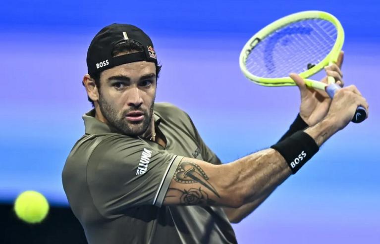 Matteo Berrettini colpisce di rovescio