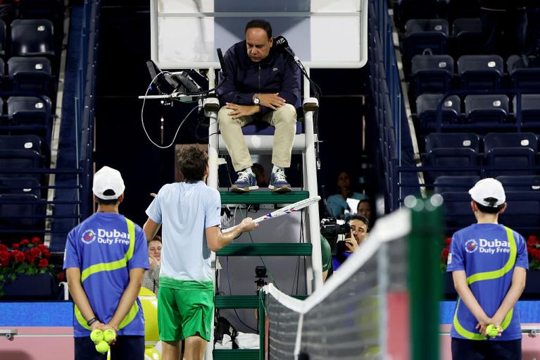 Daniil Medvedev discute con l'arbitro Adel Nour (Getty Images)