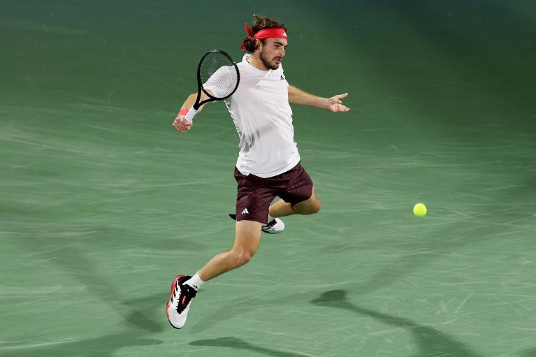 Un gran rovescio di Tsitsipas a Dubai con la nuova racchetta (Foto Getty Images)