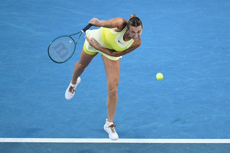 Aryna Sabalenka al servizio (foto Getty Images)
