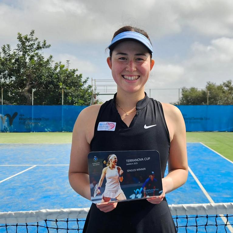 Joanna Garland con il trofeo della Terranova Cup (Foto Solarino ITF)