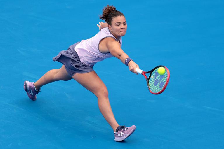 Un recupero di rovescio in allungo di Jasmine Paolini (foto Getty Images)