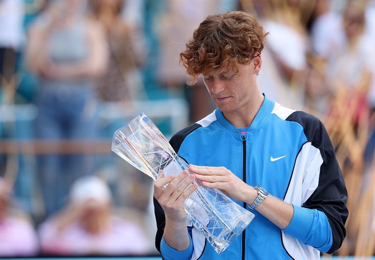 Jannik Sinner con il trofeo di cristallo vinto a MIami nel 2024: il titolo gli valse l'ascesa a n.2 della classifica mondiale (Foto Getty Images)