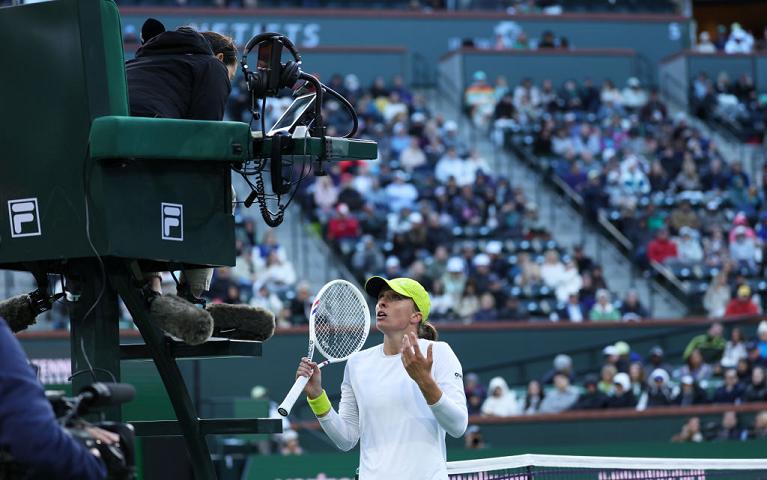Iga Swiatek discute con il giudice di sedia (getty)