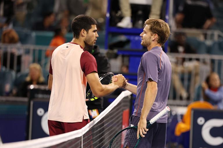 La stretta di mano tra Carlos Alcaraz e David Goffin a Miami (Getty Images)
