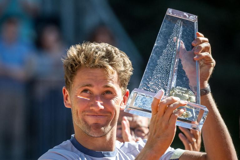Casper Ruud con il trofeo a Ginevra (Getty Images)