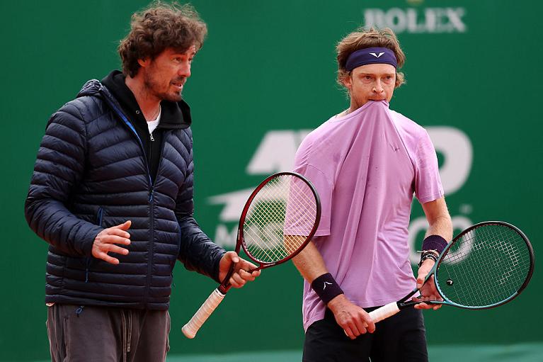 Marat Safin suggerisce, Andrey Rublev ascolta (Getty)