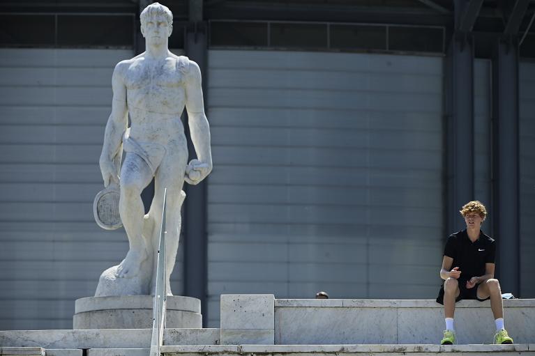 Jannik Sinner sui gradoni dello Stadio Pietrangeli al Foro Italico (Foto Getty Images)